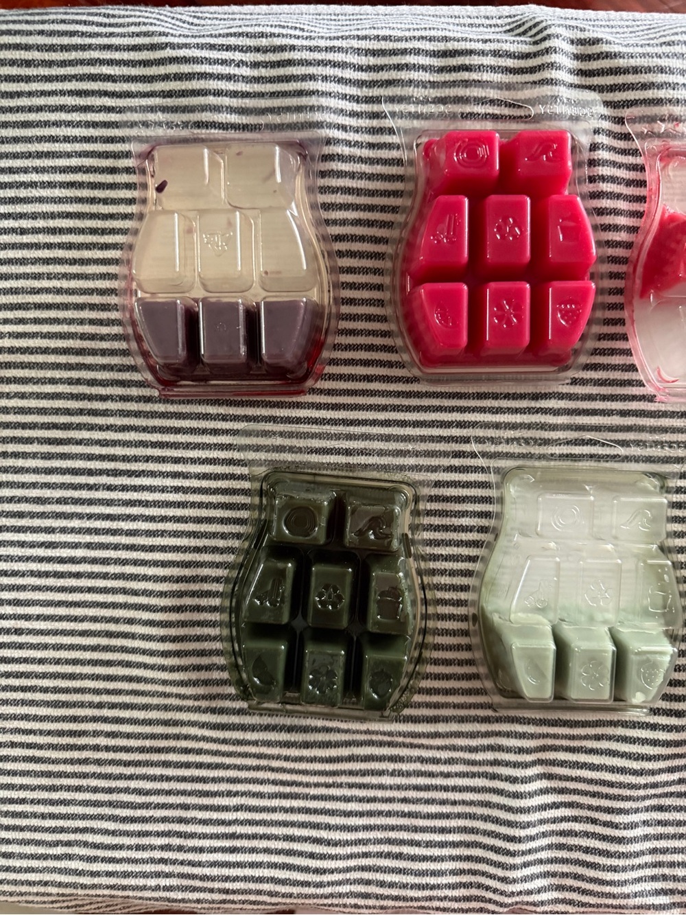 🆓 B2G1 FREE Eight winter wax melts - Picture 4 of 4